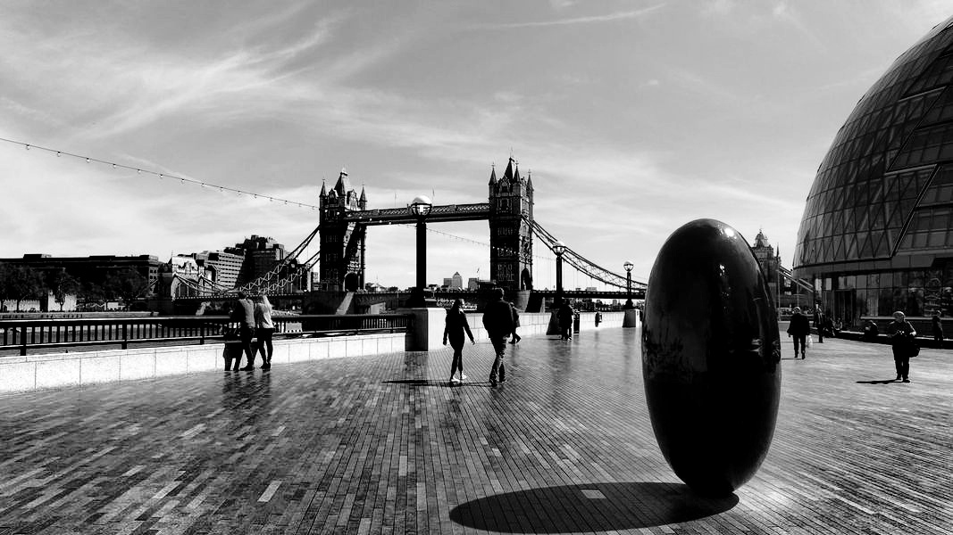 Tower Bridge e lungofiume del Tamigi a Londra