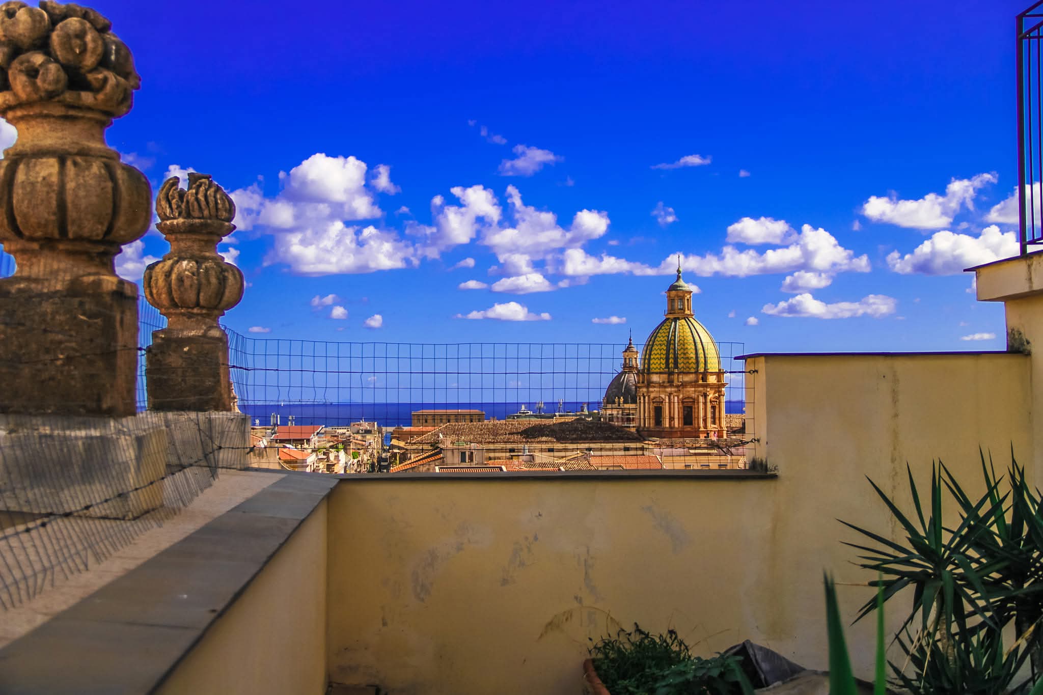Dalla terrazza di Palermo, tetti, cupola e mare